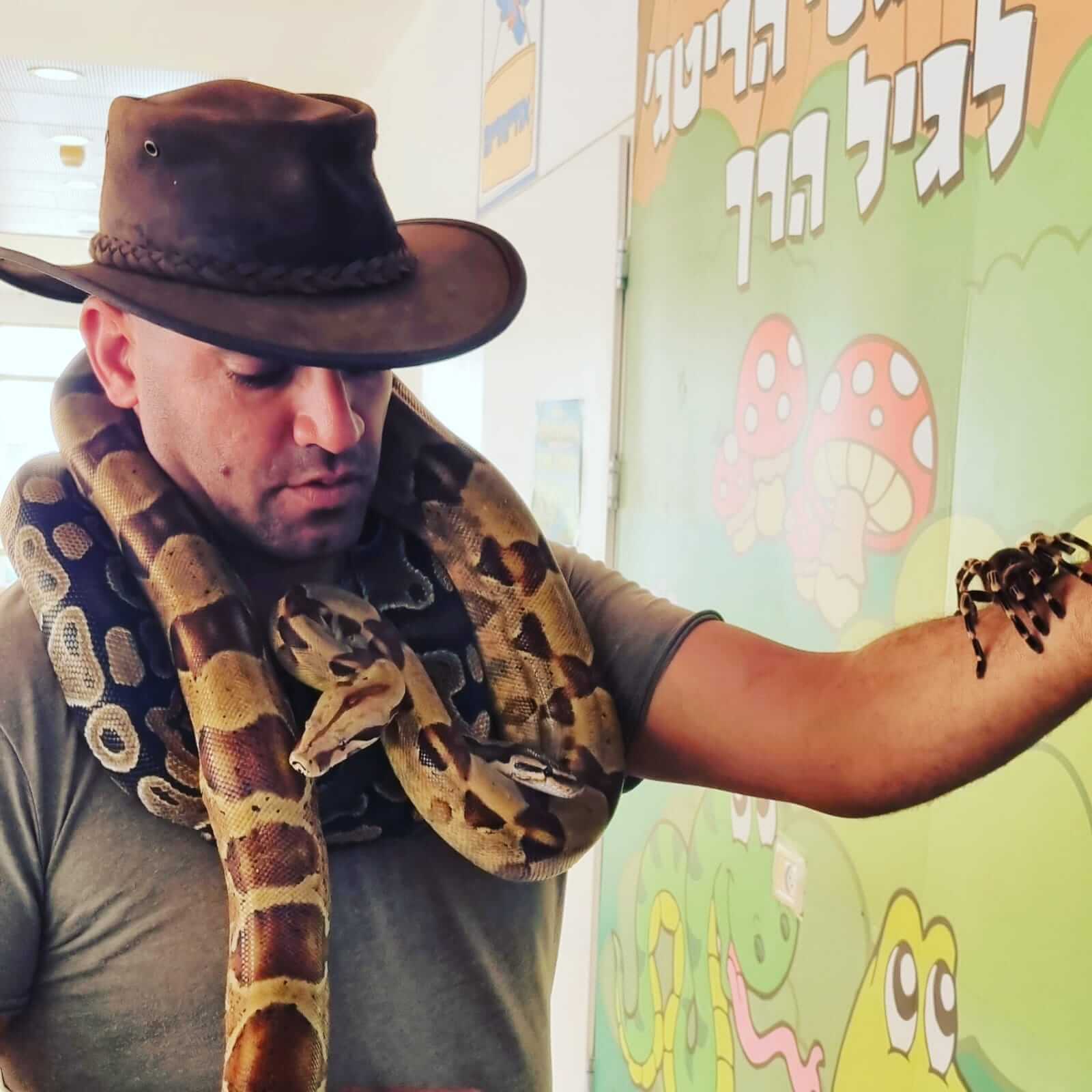 משה משרקי מפעיל פעילות עם חיות